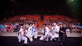 icyball冰球樂團在馬來西亞演出時，團長Nelson不小心用貝斯ㄎㄠ到鼓手士捷。（圖／何樂音樂提供）