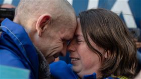 烏俄換俘 獲釋者激動擁抱家人感恩重生烏克蘭與俄羅斯展開自戰爭爆發以來最大規模戰俘交換，有烏克蘭婦女在漫長等待後，終於在獲釋人群中找到家人後緊緊相擁，激動落淚。中央社記者陳彥婷基輔攝  114年5月24日