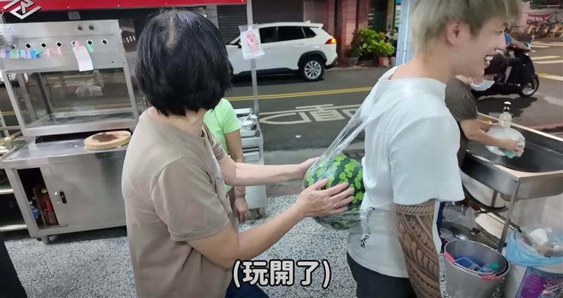 儒哥背著西瓜和女友約會一整天。（圖／翻攝自儒哥YouTube）