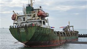 貨輪擱淺屏東遭棄置  航港局向船東追償費用蒙古籍「巴西亞」輪受颱風凱米影響擱淺屏東縣東港岸際，航港局後續獲知難船遭船東及保險公司惡意遺棄並未負責船體移除，依商港法介入並在12日將輪船脫淺，將依法向船東追償移除費用。圖為「巴西亞」輪擱淺前船況。（交通部航港局提供）中央社記者張已(??兼)傳真  114年1月13日