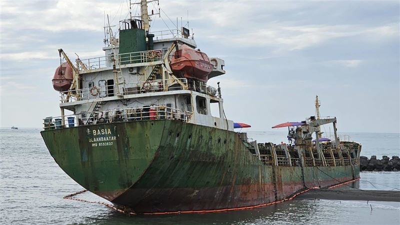 一早被鄰居拍門叫醒　開門驚見「貨輪」