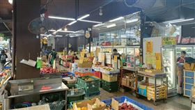 台南一名綽號「東哥」的李姓男子為地方知名人物，日前曾大鬧煎餃攤遭罰款8000元，還曾將600萬放置在人行道「曬太陽」，引起路人側目，在網路上掀起熱議。本月20日，李男在西門路一家賣場購物與店家發生糾紛，竟丟下裝著416萬現金的塑膠袋後離去，再故意打電話報案。