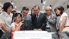 國家兒童未來館願景館開館啟用行政院長卓榮泰（前左3）、文化部長李遠（前右2）、新北市長侯友宜（前右3）、民進黨立委蘇巧慧（前左1）、張雅琳（前右1）等24日出席國家兒童未來館願景館開幕典禮，共同開箱願景館。中央社記者趙世勳攝  114年5月24日