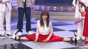 蔡秋鳳當場表演一字馬劈腿。（圖／民視提供）