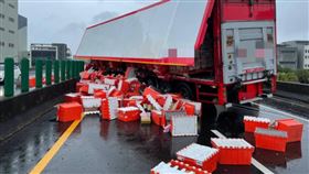 台61線高架北上41公里處，發生貨車追撞事故。（圖／翻攝畫面）