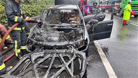 整台轎車燒到僅剩骨架，畫面十分驚悚。（圖／翻攝畫面）