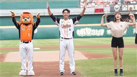 ▲統一獅唐肇廷轉任教練，重返台南棒球場向球迷們道別。（圖／統一獅提供） 