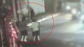 3名酒醉男子毆打女義交。（圖／翻攝畫面）