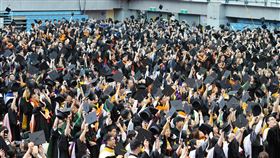 台大畢業歌「上台大便」正式典禮未播　校方解釋台大畢聯會先前舉行畢業歌投票，表達文組學生心聲的「上台大便」獲選，台大24日正式舉辦畢業典禮（圖），卻未播放這首歌。校方解釋，畢聯會已在「夜宿台大」等活動中提供合適演出機會。中央社記者郭日曉攝  114年5月24日