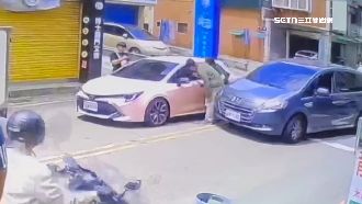 抓錯人？便衣警突衝出狂拍車窗　駕駛嚇壞