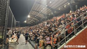 ▲台南棒球場湧入一萬人進場。（圖／記者黃耿誼攝影）