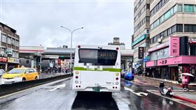 台北市士林區中正路，發生一起公車追撞事故。（圖／翻攝畫面）