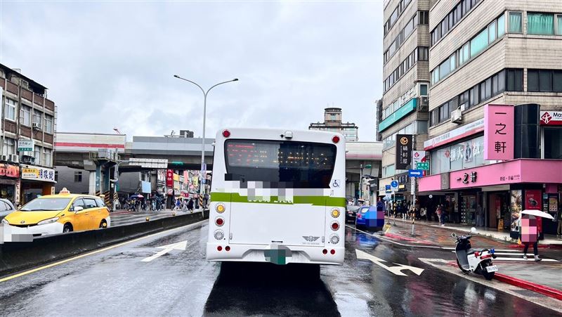 台北市士林區中正路，發生一起公車追撞事故。（圖／翻攝畫面）