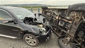 國3轎車爆胎側翻又遭追撞！6傷急送醫