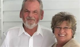 一對老夫婦在龍捲風中各自失去一隻手臂。（圖／翻攝自每日郵報）