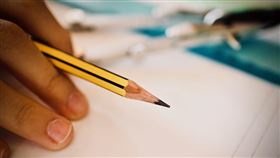 ▲補習班同學正在搶文具，沒想到鉛筆的筆芯就卡進女兒的下巴。（示意圖／取自Pixabay）