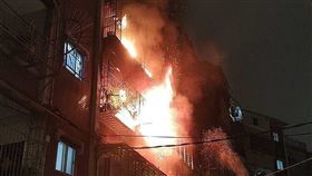 新北板橋莒光路附近，一處公寓發生火警。（圖／翻攝畫面）