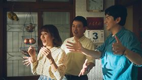 李程彬(右)穿越到過去，幫爸爸王識賢(左)創造百萬業績。(圖／公視台語台、華視提供)