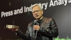 黃仁勳展示個人AI電腦輝達（NVIDIA）執行長黃仁勳21日舉行台北國際電腦展（COMPUTEX）全球媒體問答，展示DGX個人人工智慧（AI）超級電腦。中央社記者吳家豪攝  114年5月21日