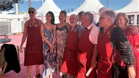 「左撇子女孩」在坎城影展會外賽獲「金鐵道獎」台灣電影「左撇子女孩」在22日於坎城影展的會外賽獲「金鐵道獎」，該獎由近百名熱愛電影的法國鐵路員工自主舉辦，是一種象徵「平民觀眾」的肯定。圖左3為導演鄒時擎、左2為戲中演員馬士媛。（左撇子女孩提供）中央社記者李若韻坎城傳真  114年5月23日