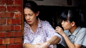 林美貞劇中被小孩安慰。（圖／大愛提供）