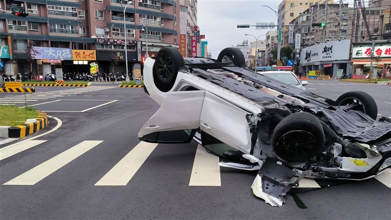台中轎車自撞四輪朝天！網笑：這不能睡覺