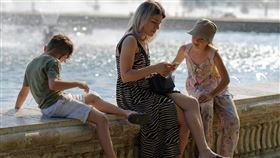 ▲國泰人壽推出女性專屬保險「好康愛」，在癌症、特定手術、意外骨折等三大面向提供全方位保障。（示意圖／PIXABAY）