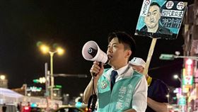 的民進黨基隆市議員張之豪（中）分享二階連署最後一晚，壓線人的故事。（圖／翻攝自張之豪臉書）