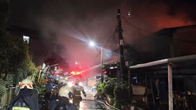 台北市和平東路三段一棟鐵皮屋今天（25日）凌晨3時許發生火警，有民眾目擊3名住戶從2樓跳出建物逃生，警消人員獲報到場救援，將2名跳樓逃生住戶送醫搶救，目前暫無生命危險。警消初估，2層樓的鐵皮屋燃燒面積約100平方公尺，起火原因仍待釐清。