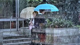 14縣市大雨特報中央氣象署預報，7日持續受到鋒面影響，天氣不穩定，凌晨發布新北市等14縣市大雨特報。圖為台北市大安區民眾上午撐傘擋雨。中央社記者王飛華攝  114年5月7日