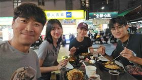 久未同框的侯昌明一家4口再度合體。（圖／翻攝自臉書）