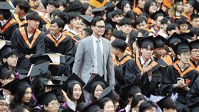 台大畢業典禮  林之晨出席台灣大學24日舉辦113學年度畢業典禮，台大校友、台灣大哥大總經理林之晨（中，灰外套者）出席。中央社記者郭日曉攝  114年5月24日