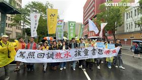 ▲民間團體舉辦保護下一代大遊行，約150人到場參與。（圖／記者楊忠翰攝影）