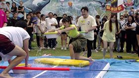 啦啦隊宜芳因為墊子太滑慘摔。（圖／民視提供）