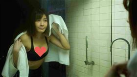 啦啦隊女神陳波波殺進驚悚片《2：22》，穿性感睡衣狂奔。（圖／17LIVE提供）