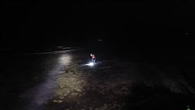 澎湖縣西嶼鄉一名59歲盧姓女子昨天（24日）前往西嶼鄉「福聚園」納骨塔前海域撿拾貝類失聯，警消、岸巡等單位獲報後，徹夜搜索未果，今天上午已動員持續搜救中。