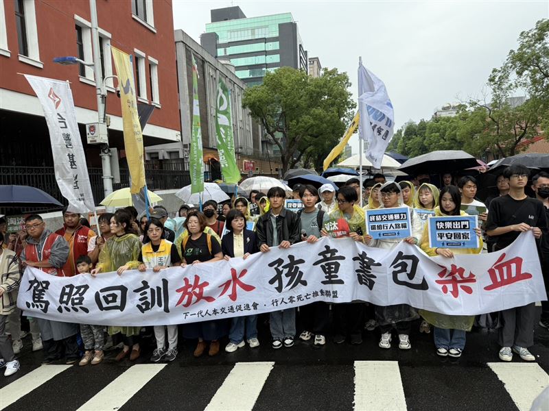 下一代人本交通促進會與行人零死亡推動聯盟發起「保護下一代」大遊行。（圖／記者李育道攝影）
