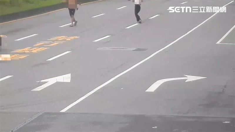 北市鄭男與林姓女友當街爭吵時,還故意衝進快車道。(圖/翻攝畫面)