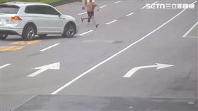 ▲北市鄭男與林姓女友當街爭吵時，還故意衝進快車道。（圖／翻攝畫面）