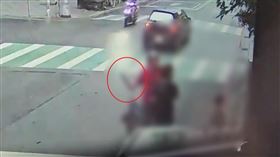 新北市一名鄭姓男子（37歲）昨天帶兒子去玩寶可夢機台，過程中與陳姓男子（43歲）發生爭執，鄭男憤而回家拿西瓜刀回現場尋仇，他作勢揮刀時不慎把西瓜刀甩脫，雙方發生扭扯，警方獲報到場逮捕鄭男，全案已依恐嚇罪嫌法辦。