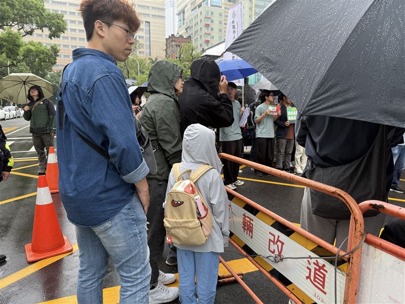 不少家長帶著孩子一起關心台灣交通。（圖／記者李育道攝影）