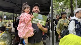 ▲下一代人本交通促進會與行人零死亡推動聯盟發起「保護下一代」大遊行。（圖／記者李育道攝影）