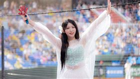 廉世彬穿熊霓的私服。（圖／樂天桃猿提供）