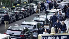 ▲不滿車資新制度，來自法國各地的計程車司機自5月22日以來，持續聚集在巴黎市中心拉斯帕伊大道抗議。（圖／美聯社／達志影像）