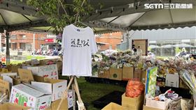 民眾送上的悼念物資，被區公所的人員及現場志工妥善分類及整理，今（25）日下午將全數移除。（圖／記者黃翎瑄攝）