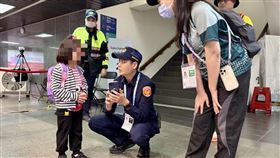 帥氣暖警溫柔安撫，才讓女童破涕為笑。（圖／警方提供）