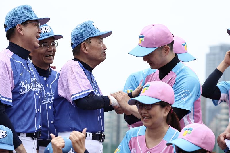 2025雙北世界壯年運動會慢速壘球項目，25日在台北迎風河濱公園棒球場進行45歲以上混合組別賽事，終場由台北市首長隊以6比3擊敗新北市首長隊，順利拿下冠軍，台北市長蔣萬安（後右）、新北市長侯友宜（左3）賽後握手致意
