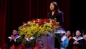 三立媒體集團總經理高明慧以校友身分返校致詞。（圖／三立提供）