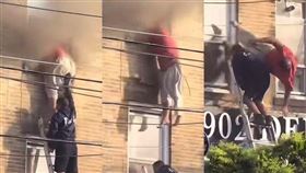 紐約布魯克林火災，消防員在救援時雲梯突然回縮，導致男子踩空死亡。（圖／翻攝自Ｘ＠Mrgunsngear）