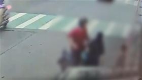 鄭姓父子去打寶可夢機台，卻因糾紛而返家拿開山刀恐嚇對方，行為相當不智。（圖／翻攝畫面）